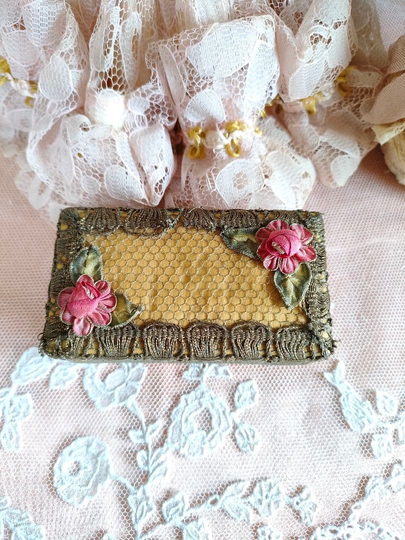 ロココリボンとメタルブレードのカルトナージュボックス&モノグラムパーツと布花