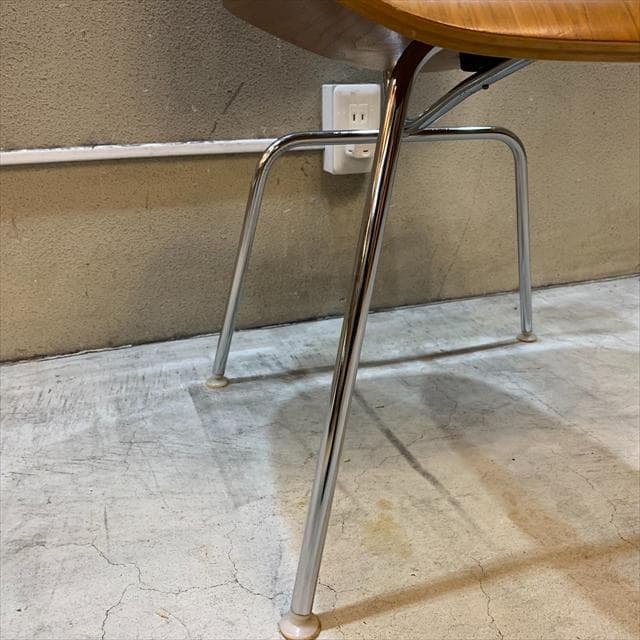 ハーマンミラーのイームズプライウッドダイニングチェア（DCM）②