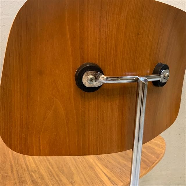 ハーマンミラーのイームズプライウッドダイニングチェア（DCM）②