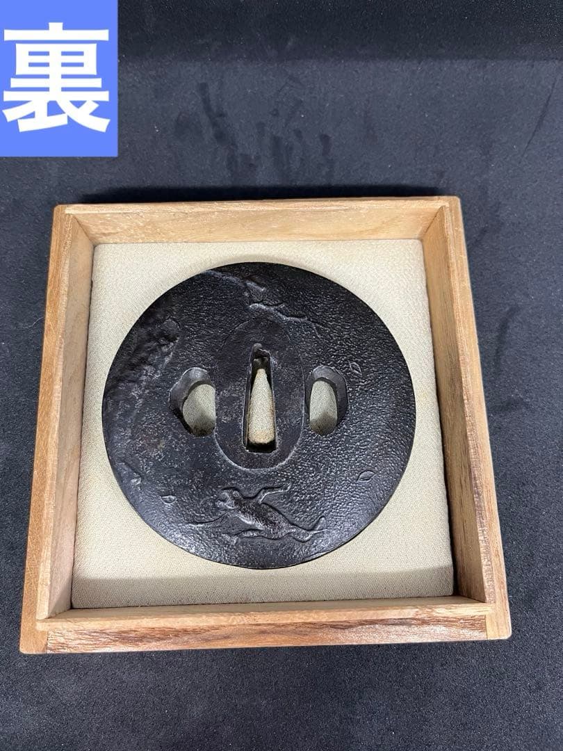 【鍔】鉄製 鷹と猿の彫刻 猛禽捕猿図鐔 刀 江戸時代 216.04g