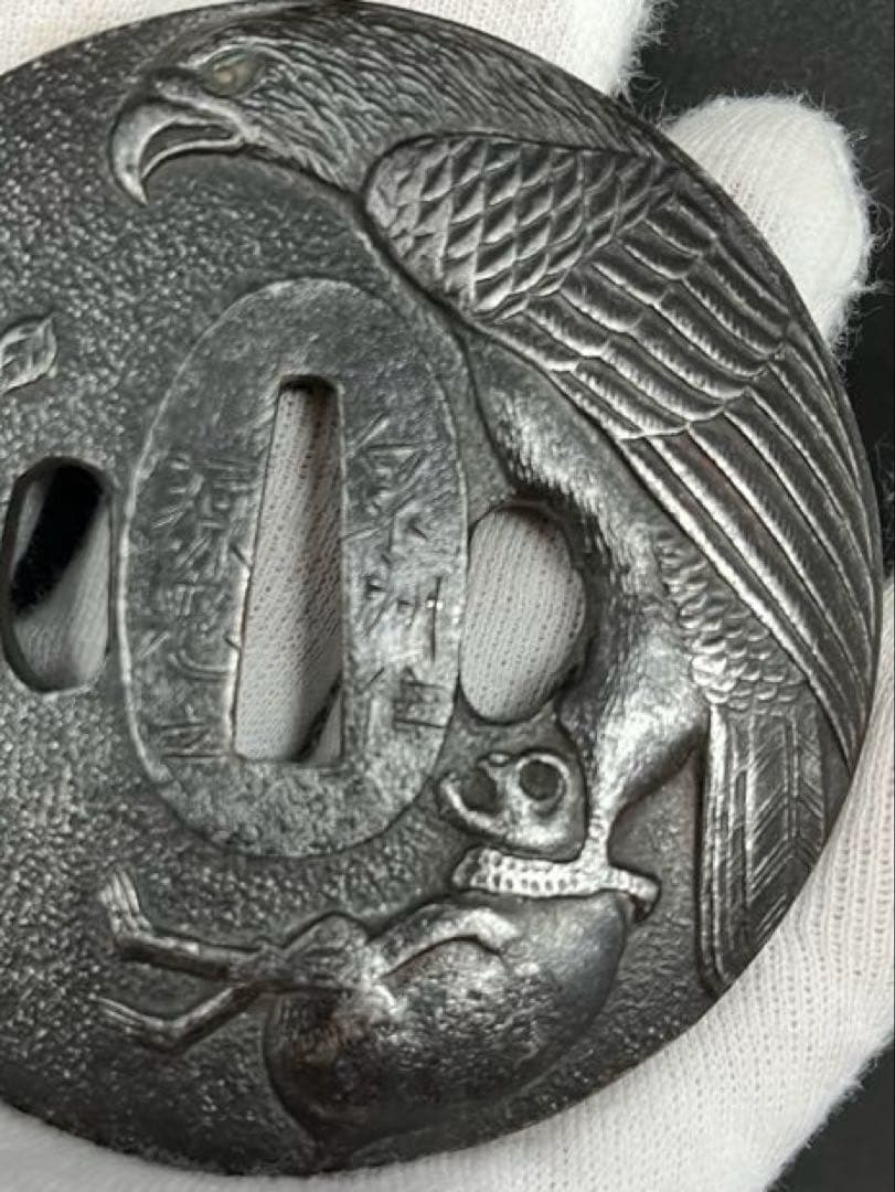 【鍔】鉄製 鷹と猿の彫刻 猛禽捕猿図鐔 刀 江戸時代 216.04g