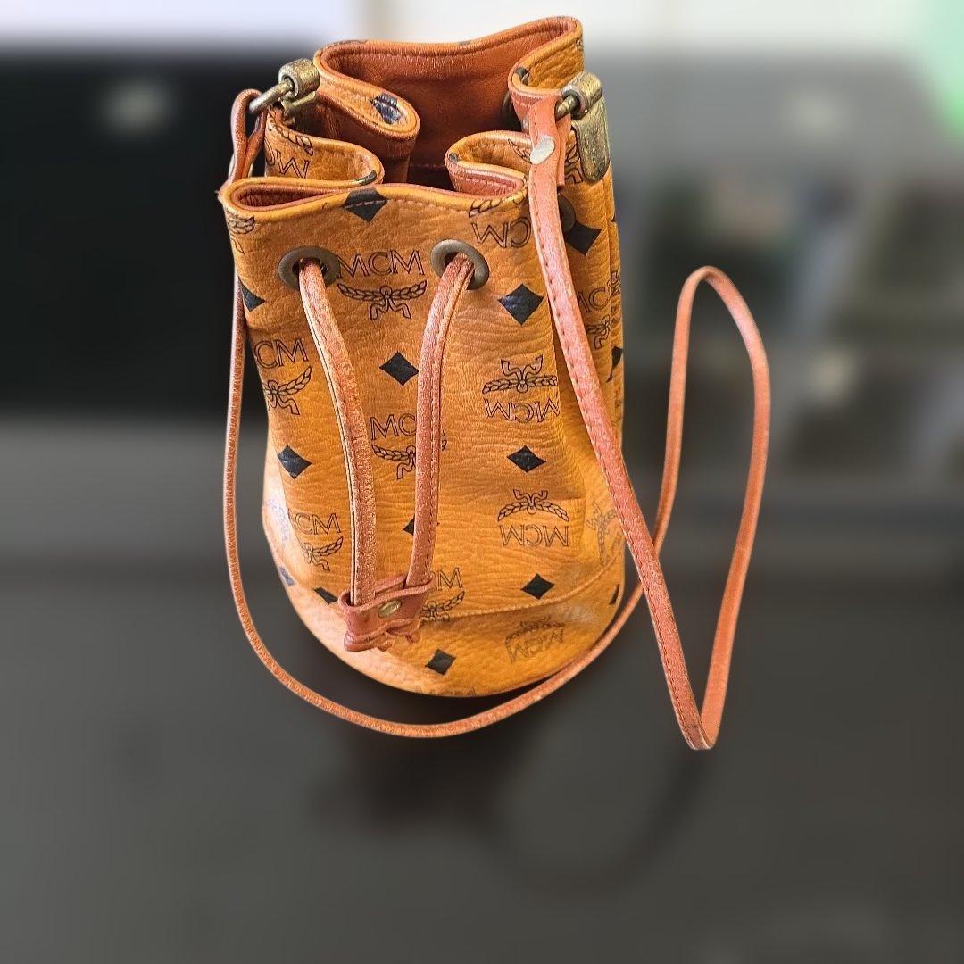 MCM ブラウンレザー巾着型 ショルダーバッグ - メルカリ