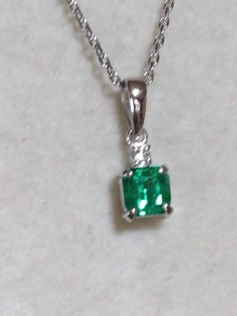 Pt900エメラルド、ダイヤモンドつきペンダントトップ