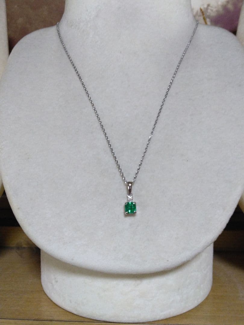 Pt900エメラルド、ダイヤモンドつきペンダントトップ