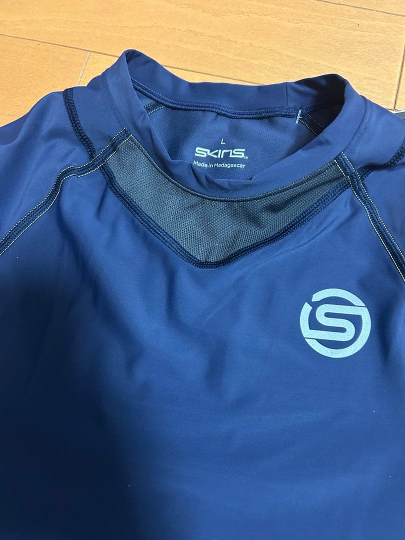 SKINS 長袖　トップス　Lサイズ