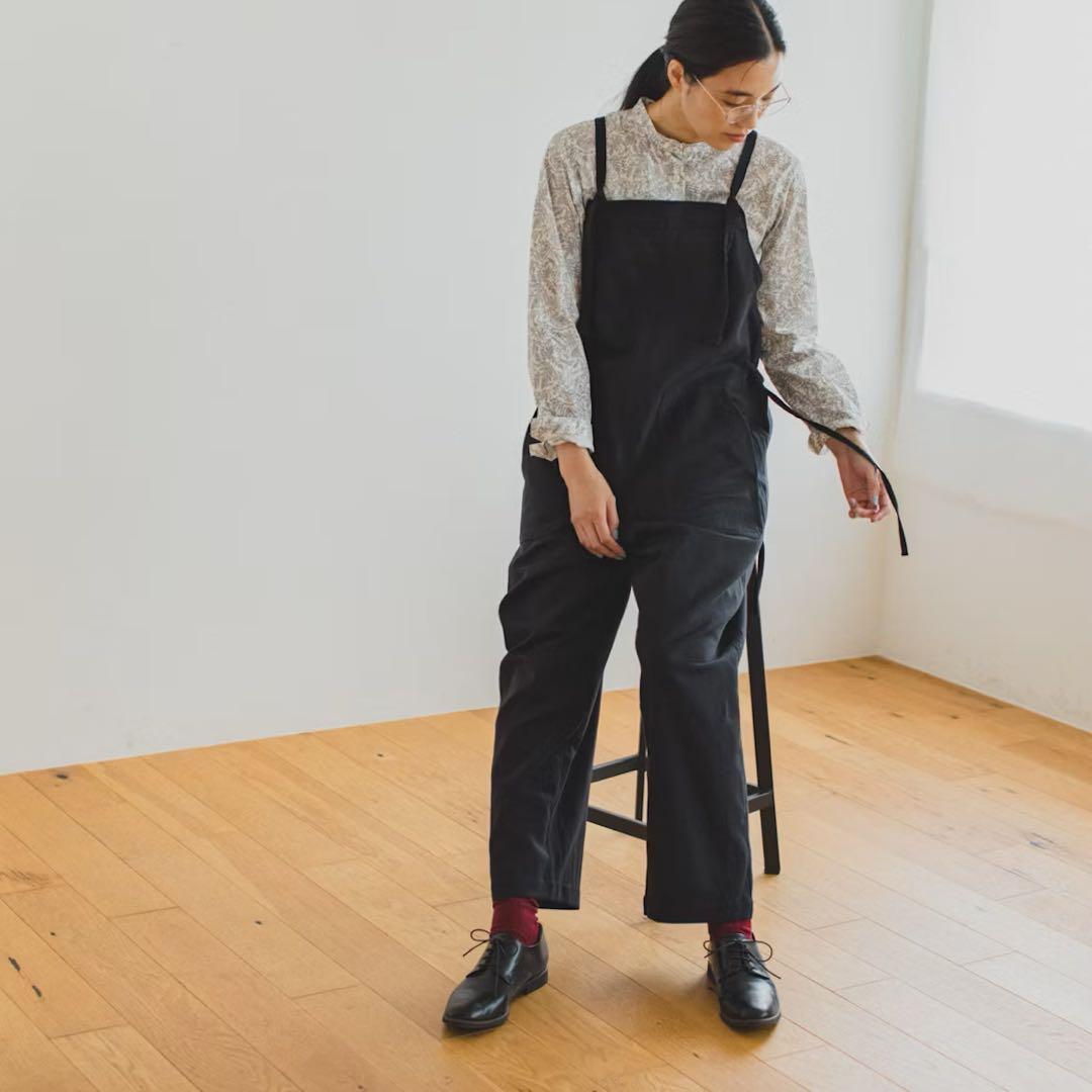 美品【北欧、暮らしの道具店】サイドリボンのサロペット/ブラック