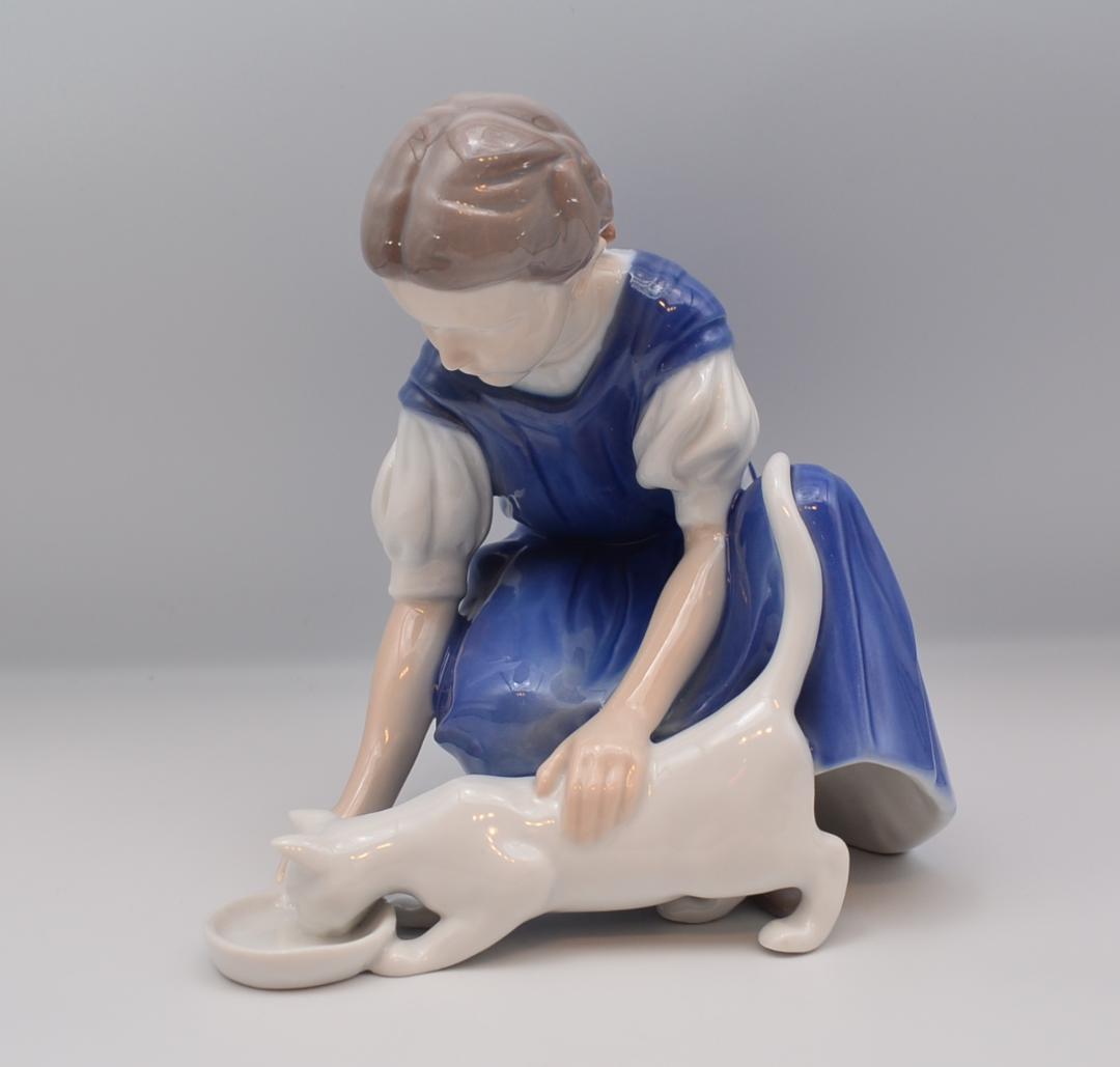 ミルクを与える少女＃1745☆B＆G（ロイヤルコペンハーゲン）デンマーク