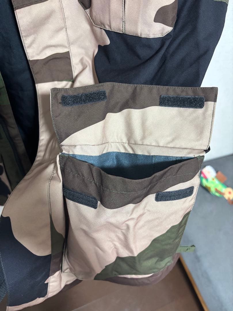 【VOLCOM／ボルコム】メンズ スノーボードウェア Lサイズ 迷彩柄