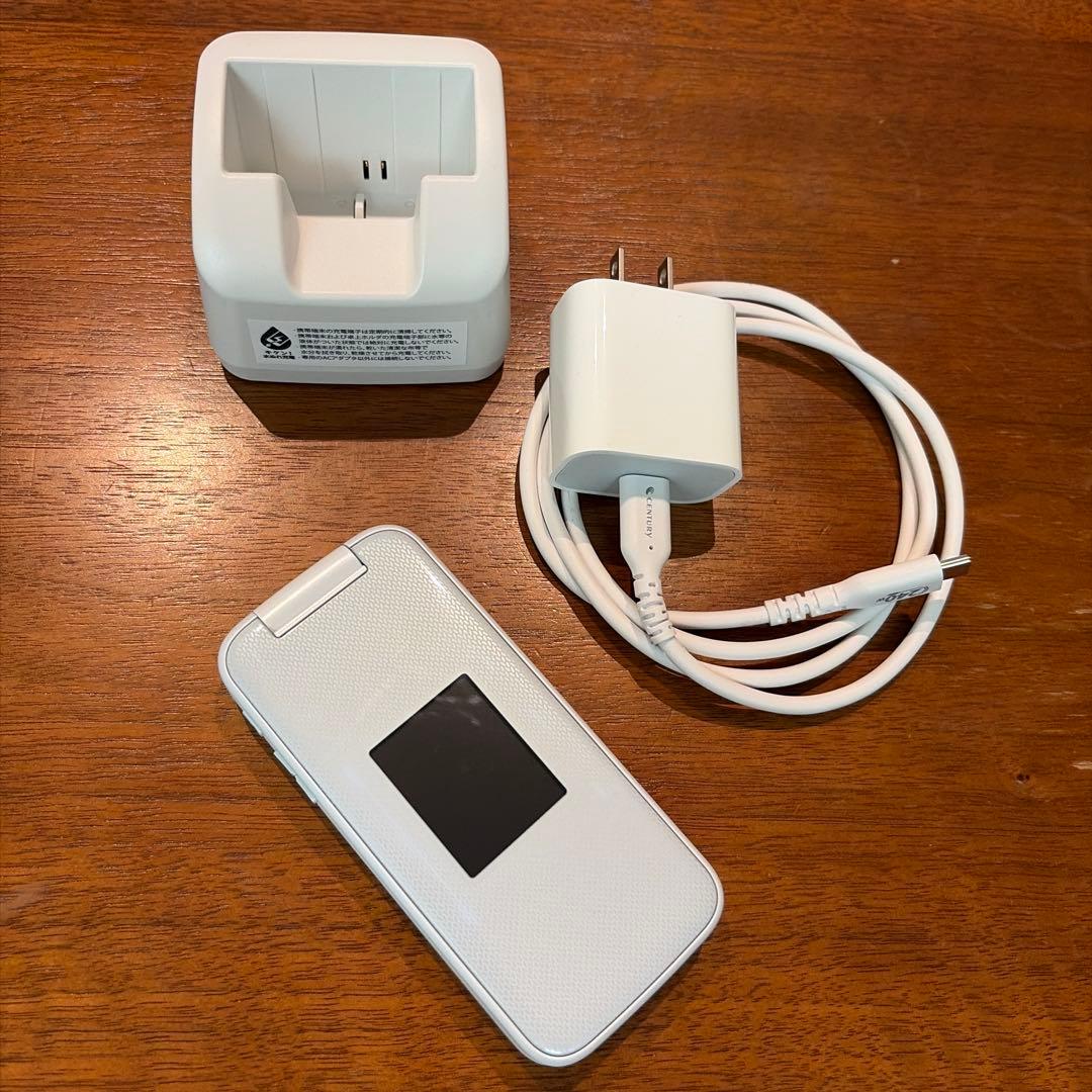 docomo らくらくホン F-41F ホワイト 本体 - メルカリ