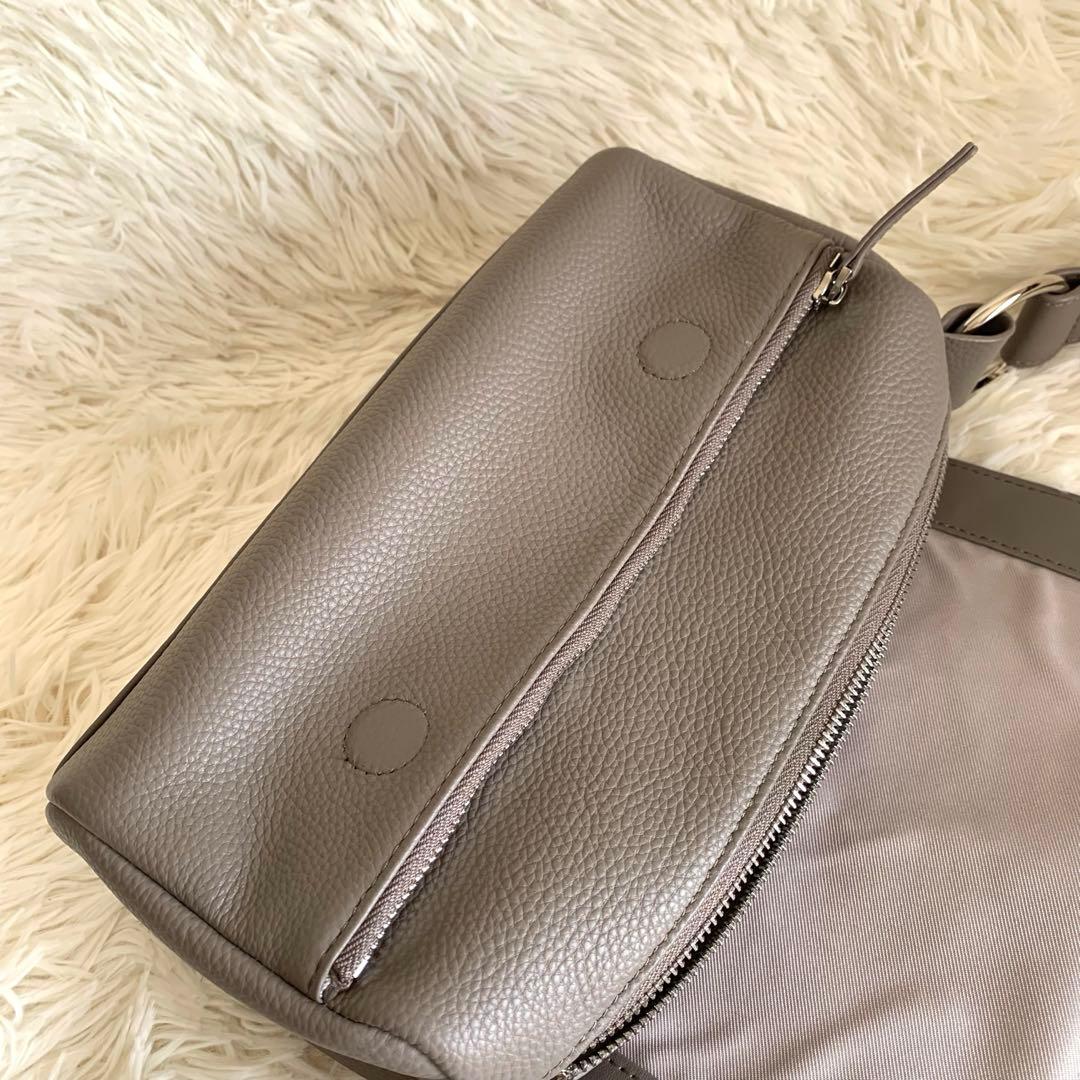 ビアズリー BEARDSLEY レザーボディバッグ グレージュ - メルカリ