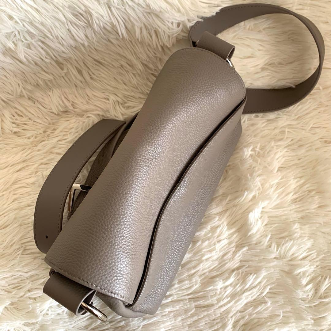 ビアズリー BEARDSLEY レザーボディバッグ グレージュ - メルカリ