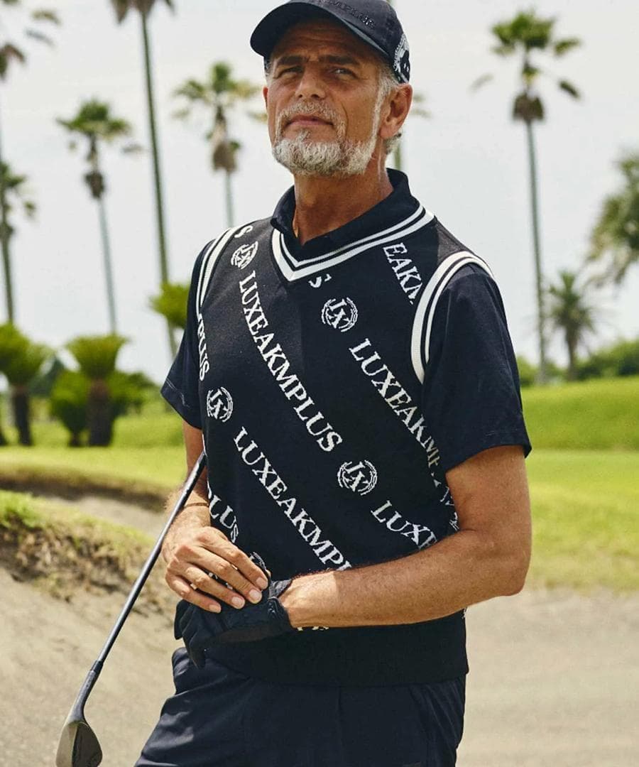 LUXEAKMPLUS(リュクスエイケイエムプラス)ゴルフ 総柄ロゴニットベスト