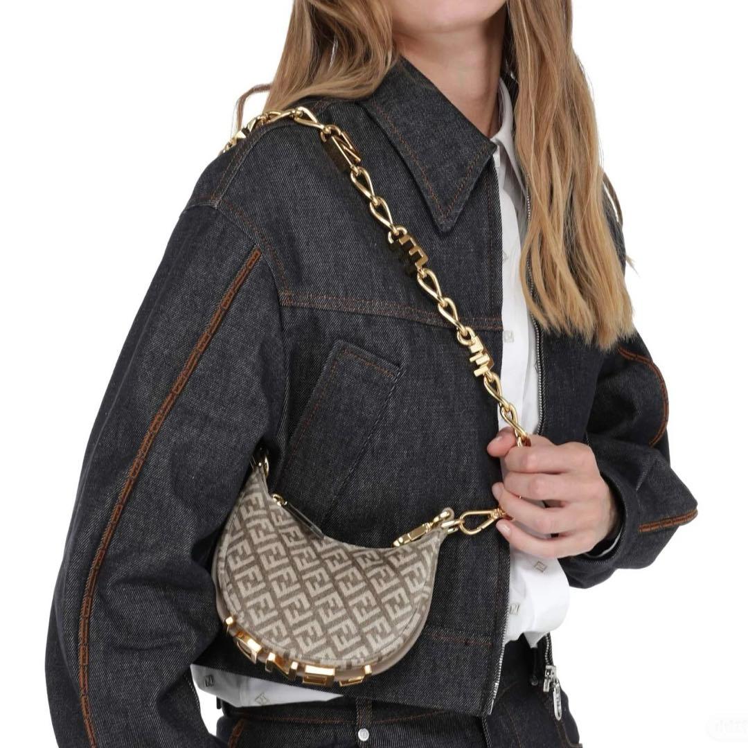 24年最終価格 新品FENDI デニムジャケット 袖や裾ロゴ付男女通用 38