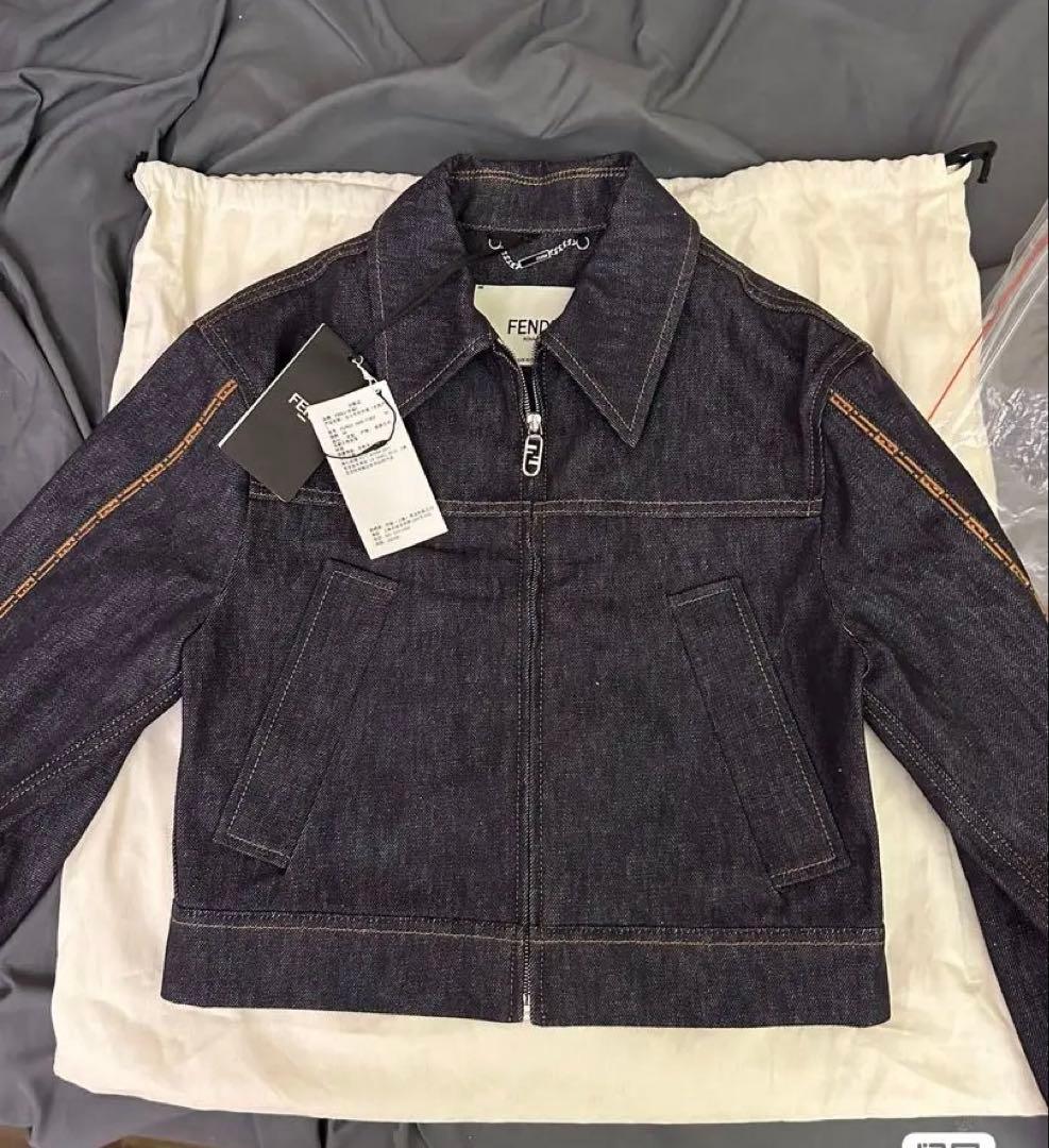 24年最終価格 新品FENDI デニムジャケット 袖や裾ロゴ付男女通用 38