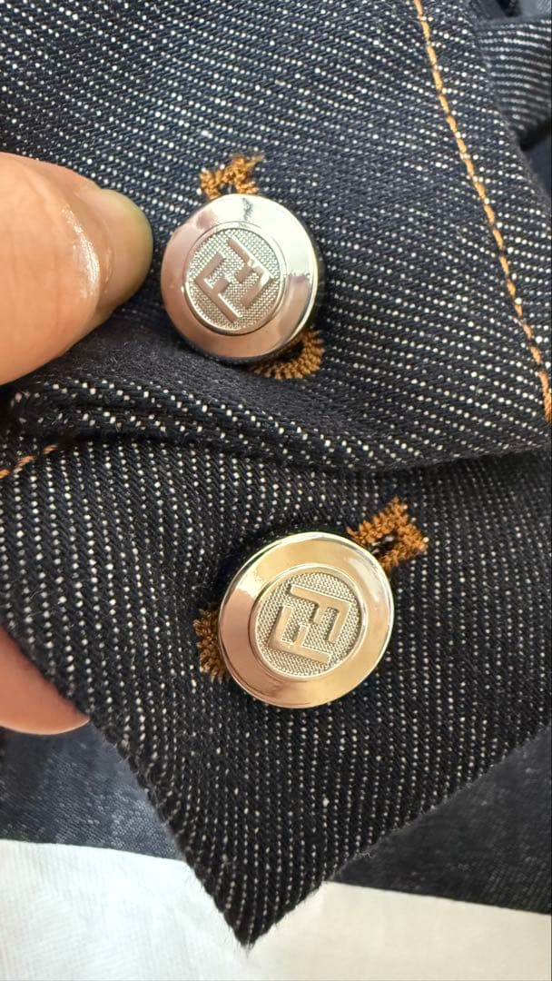 24年最終価格 新品FENDI デニムジャケット 袖や裾ロゴ付男女通用 38