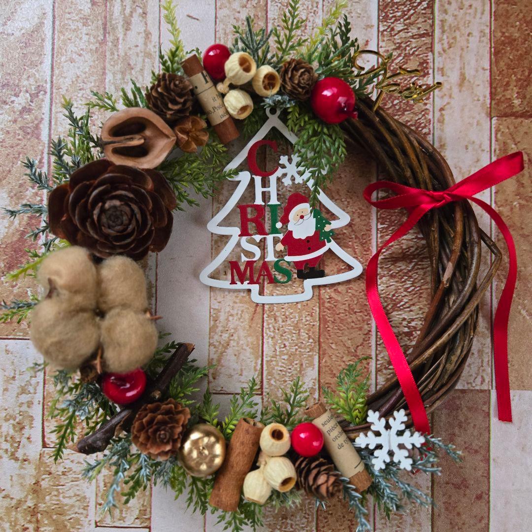 ゜赤いリボンとサンタのクリスマスリース❀.*・゜の通販｜www