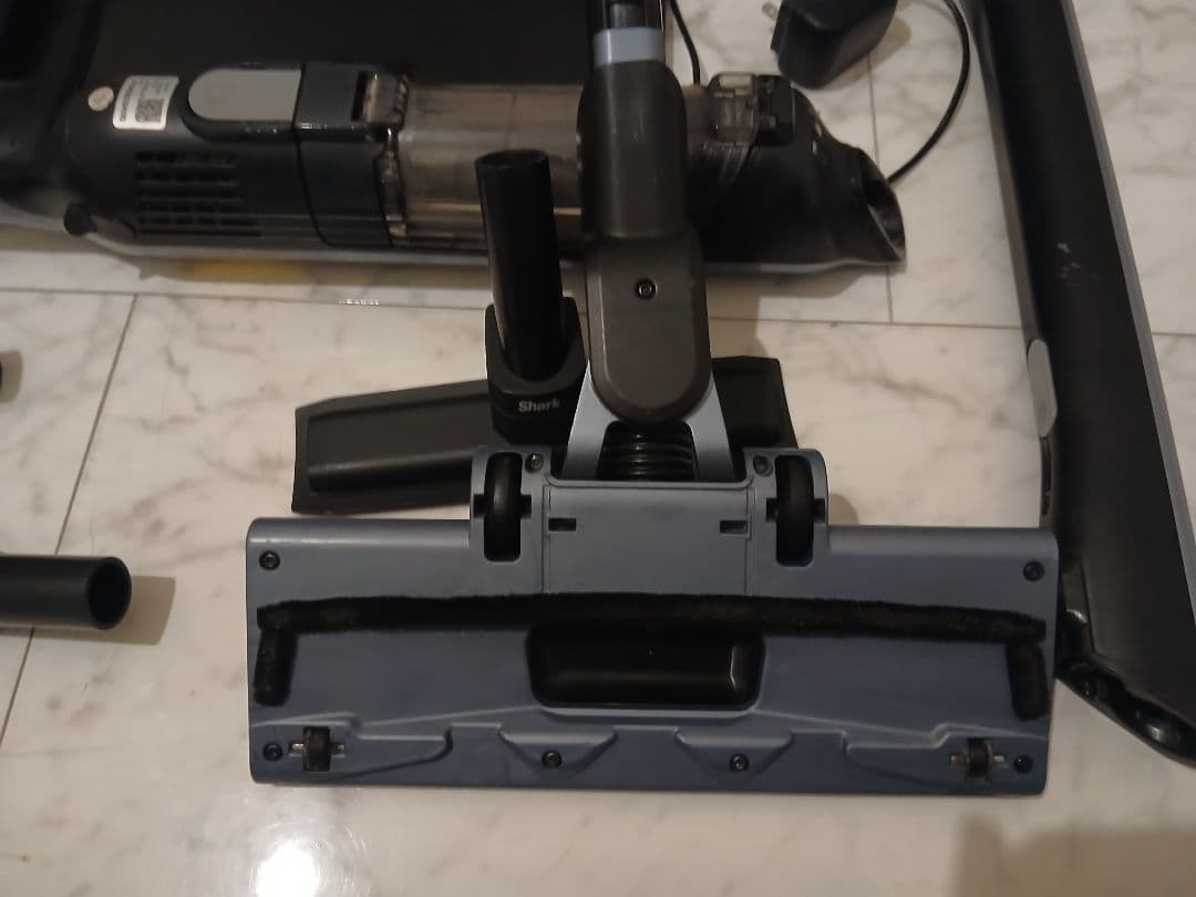 s*4様 Shark CS200JLB コードレス掃除機 自立式充電 スタンド付