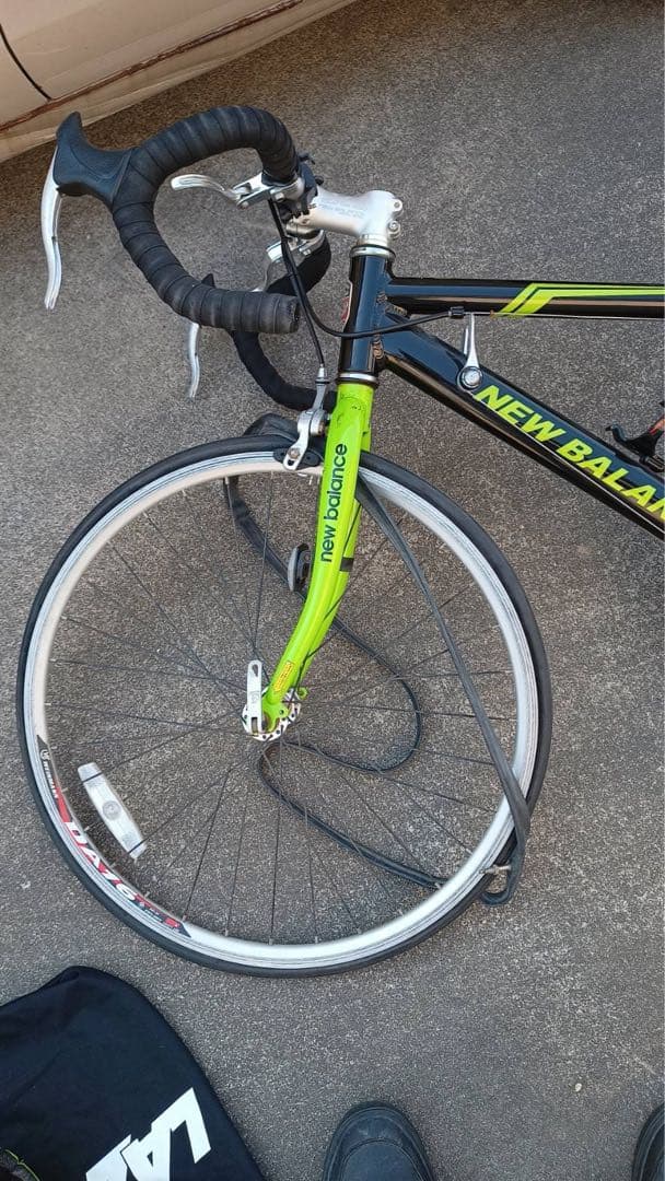 ロードバイク　NEW BALANCE Jr. TAJ24　ヘルメット付