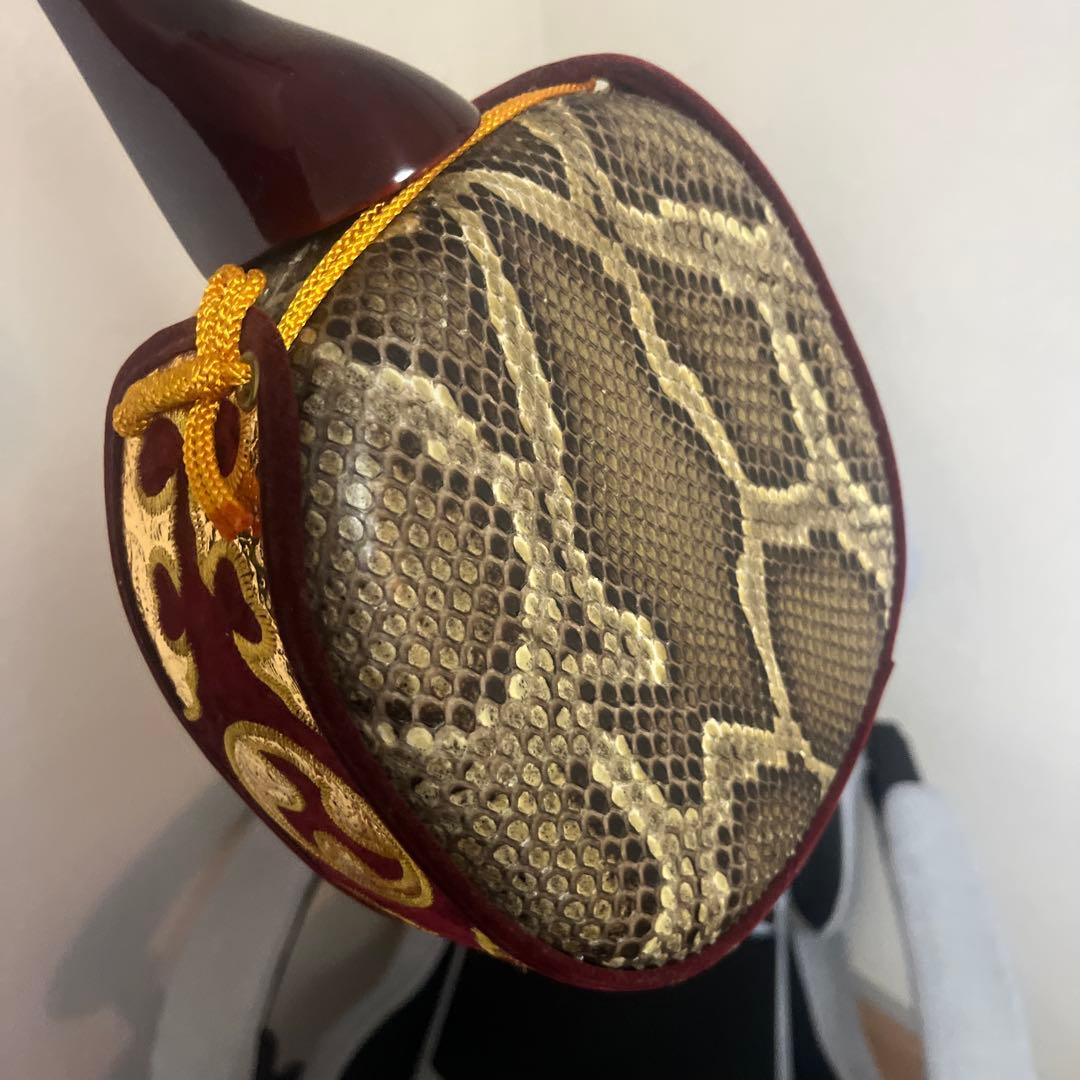 【美品】三味線本体 赤茶色 蛇皮付属品あり　ケース付き！