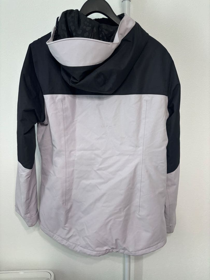 VOLCOM フード付きジャケット ブラック/ホワイト