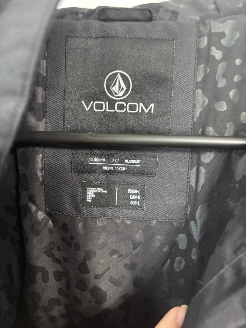 VOLCOM フード付きジャケット ブラック/ホワイト