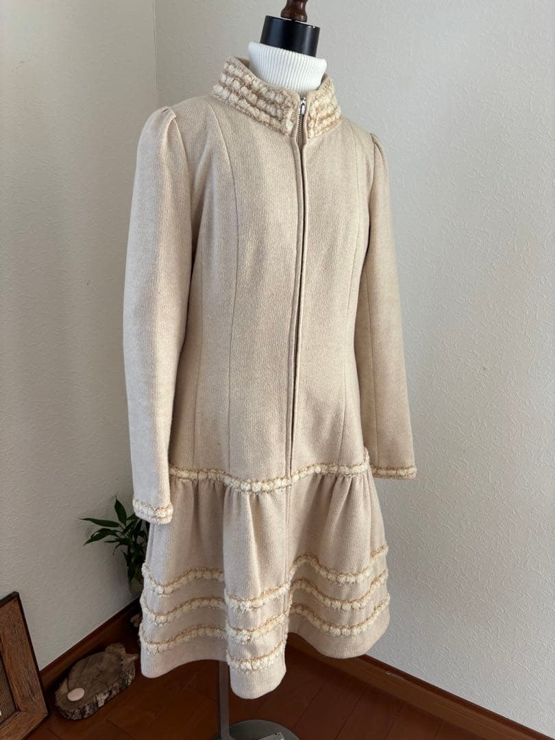 クリーム色 ロングコート ジップアップ ファートリミング - メルカリ