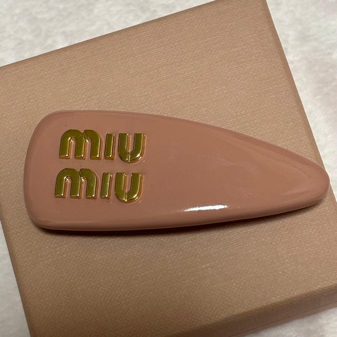 【正規品】miu miu パテントレザーヘアクリップ ヘアピン ピンク