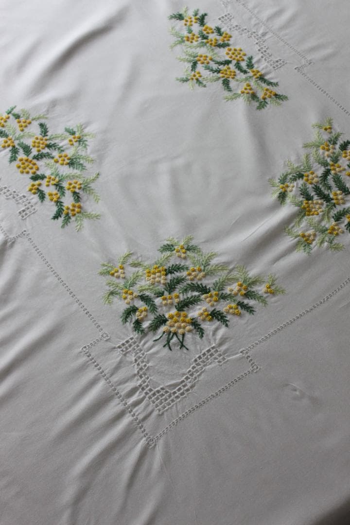 ミモザのテーブルクロス