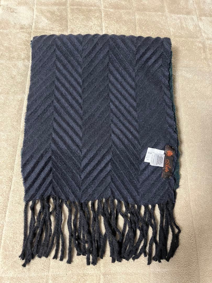 （伊）アルテの、折りヘリンボーンのホワイトカシミア100%のリバーシブルマフラー