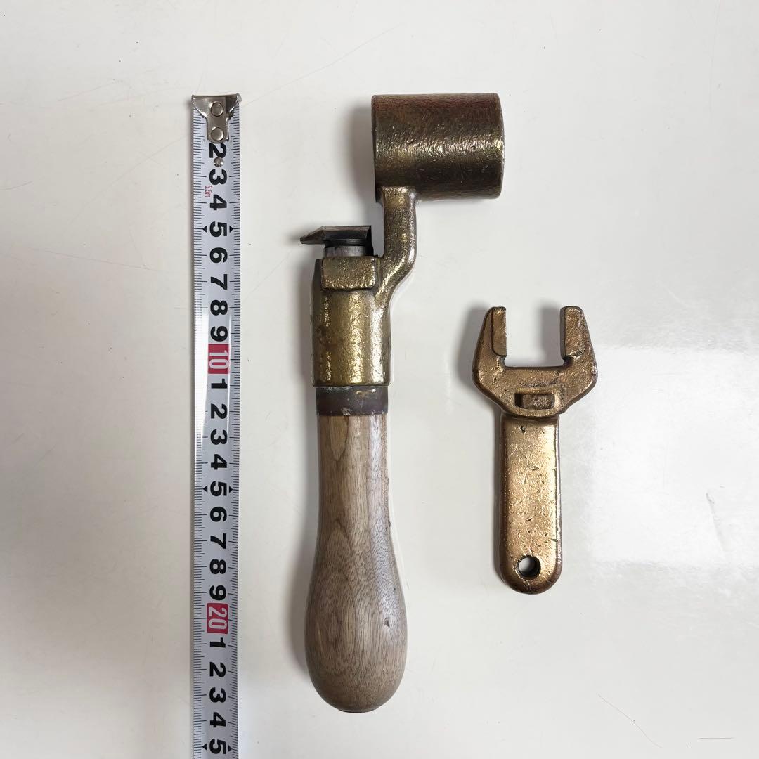 電車 ブレーキハンドルと工具