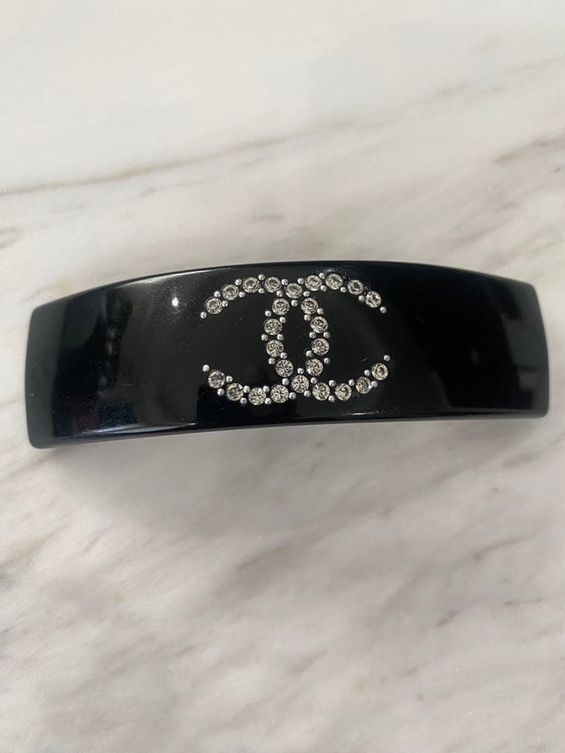 CHANEL ブラック ヘアクリップ クリスタル装飾 B62726535