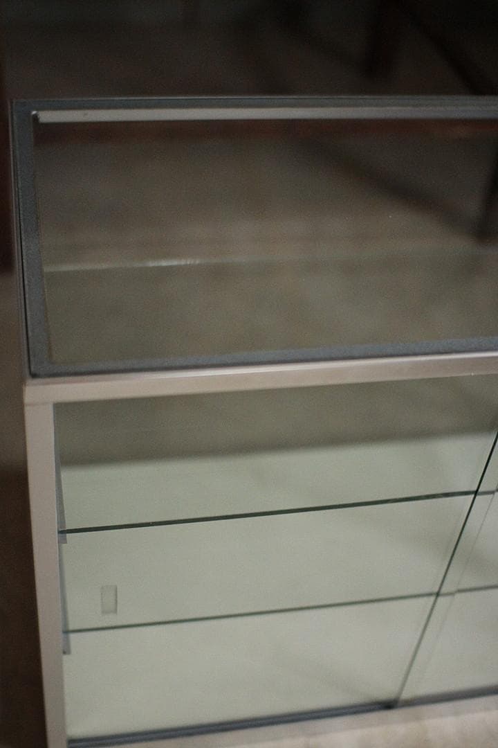 古いアルミフレームの卓上全面ガラスケース 収納棚 キッチン収納 古