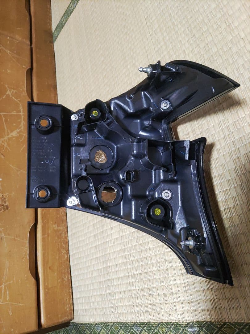トヨタ「シエンタ」HV170系後期純正左テールランプ 品番81561-52E40
