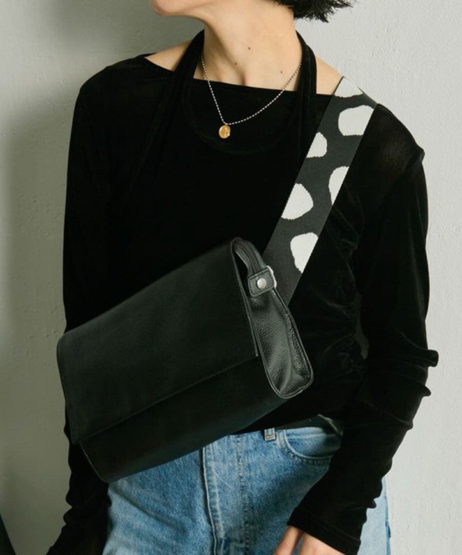 最終値下げear PAPILLONNER本革ワイドテープショルダーボディバッグ