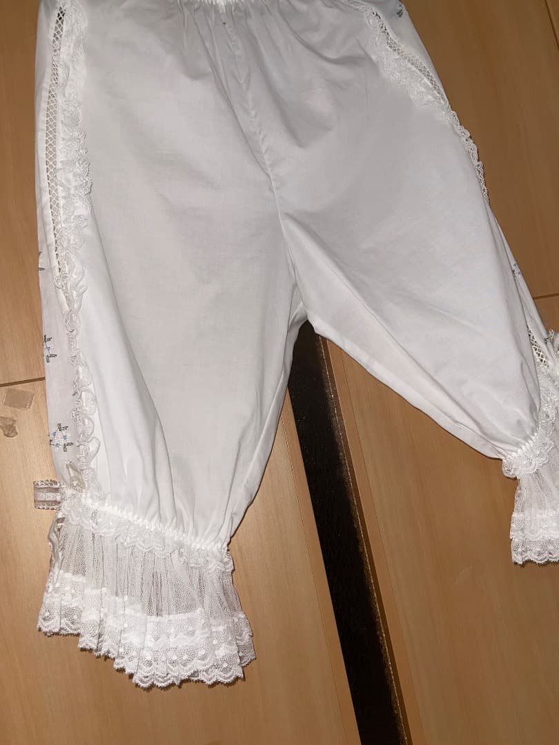 さえら、ヒスクローネの豪華レース満載ホワイトフレアパジャマ