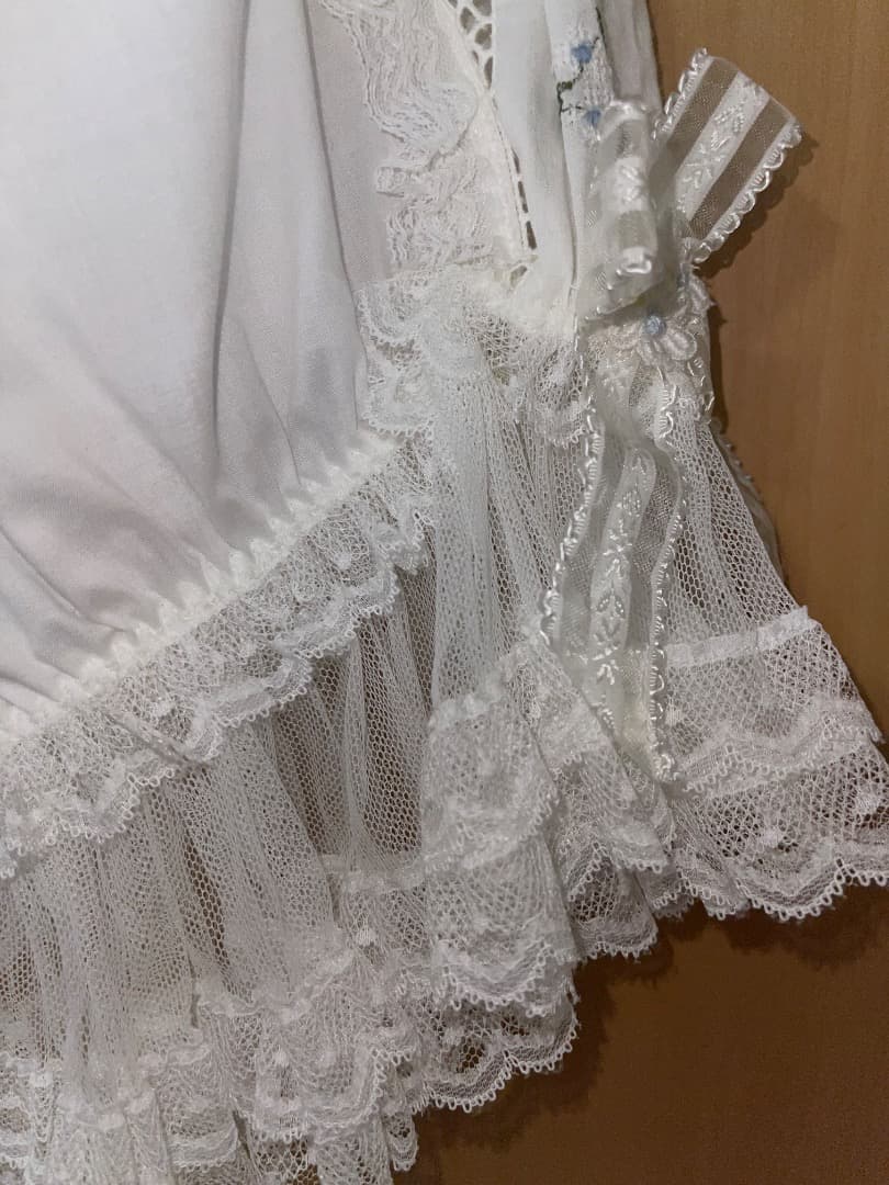 さえら、ヒスクローネの豪華レース満載ホワイトフレアパジャマ