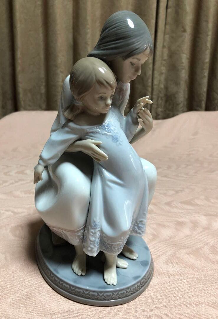 リヤドロ　　　お母さんと女の子