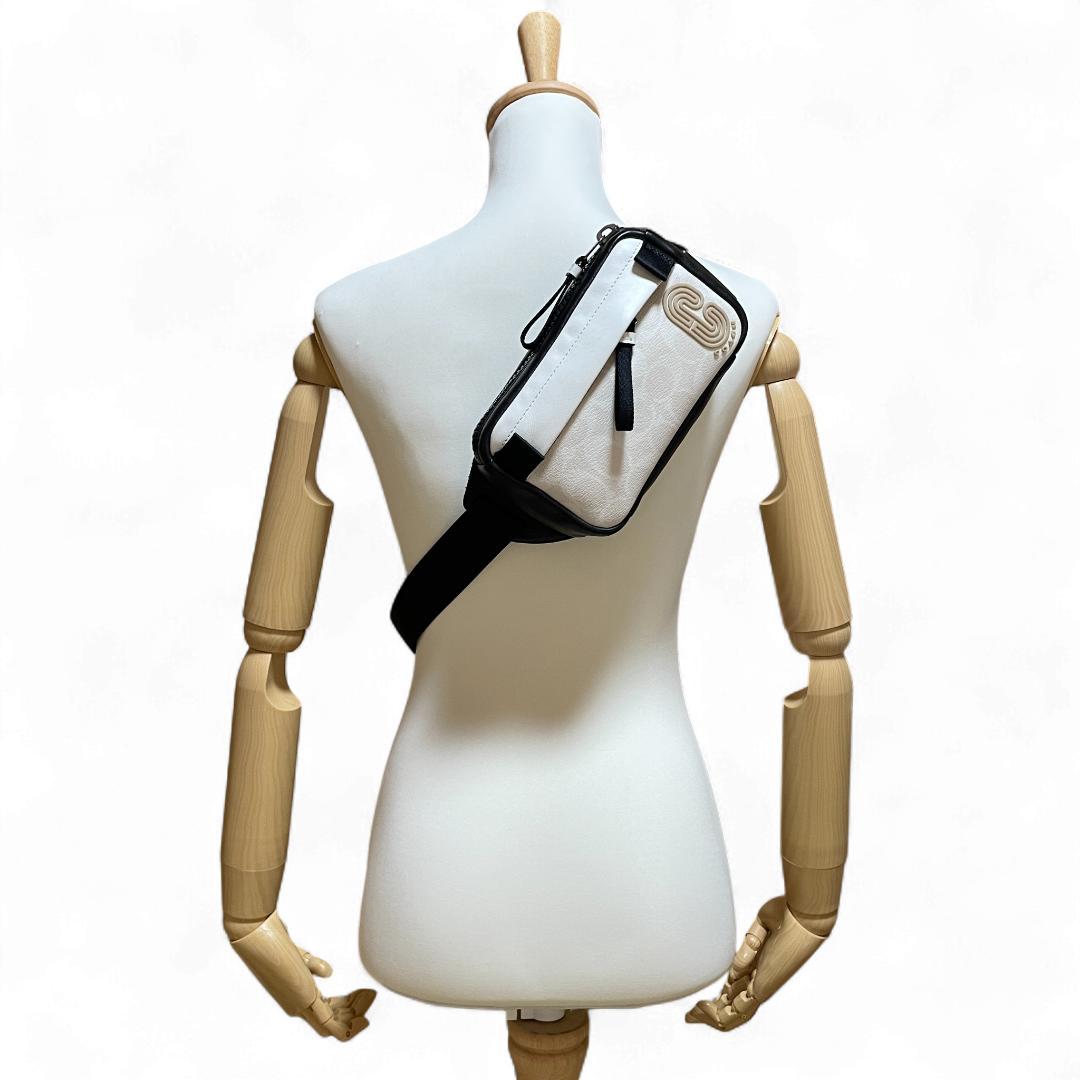 美品 COACH ボディバッグ PVCレザー ホワイト シグネチャー