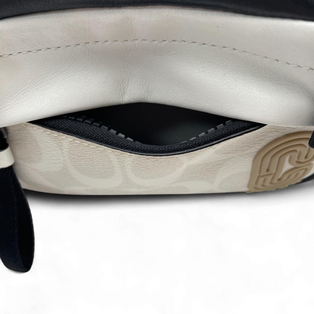 美品 COACH ボディバッグ PVCレザー ホワイト シグネチャー