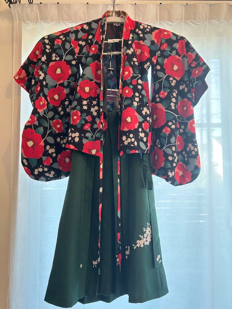 着付け簡単袴セット 刺繍入り ～椿ブラック×緑袴～　小学生　袴　卒業式　セット