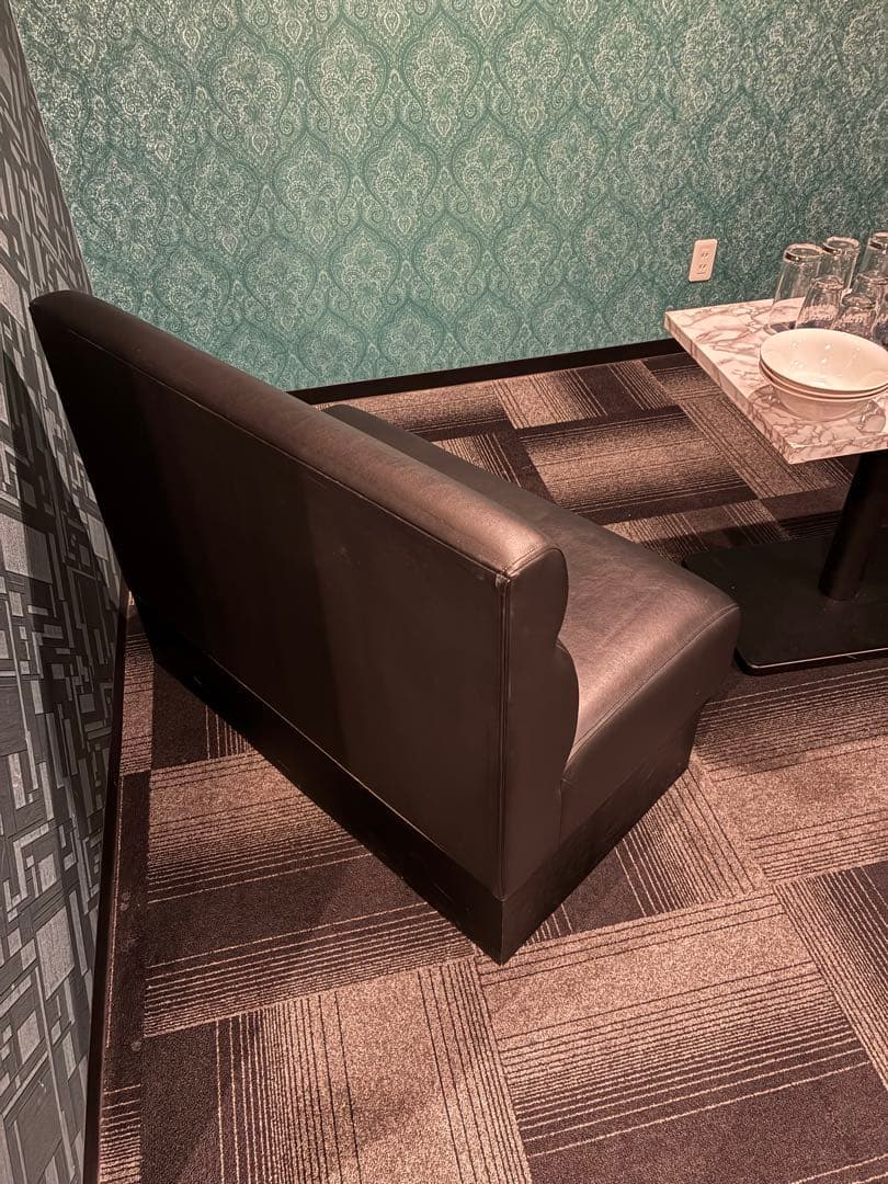 黒の背もたれ付きソファ