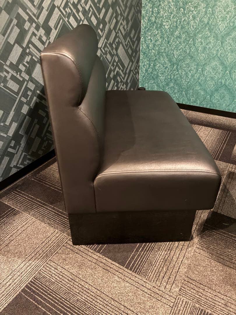 黒の背もたれ付きソファ