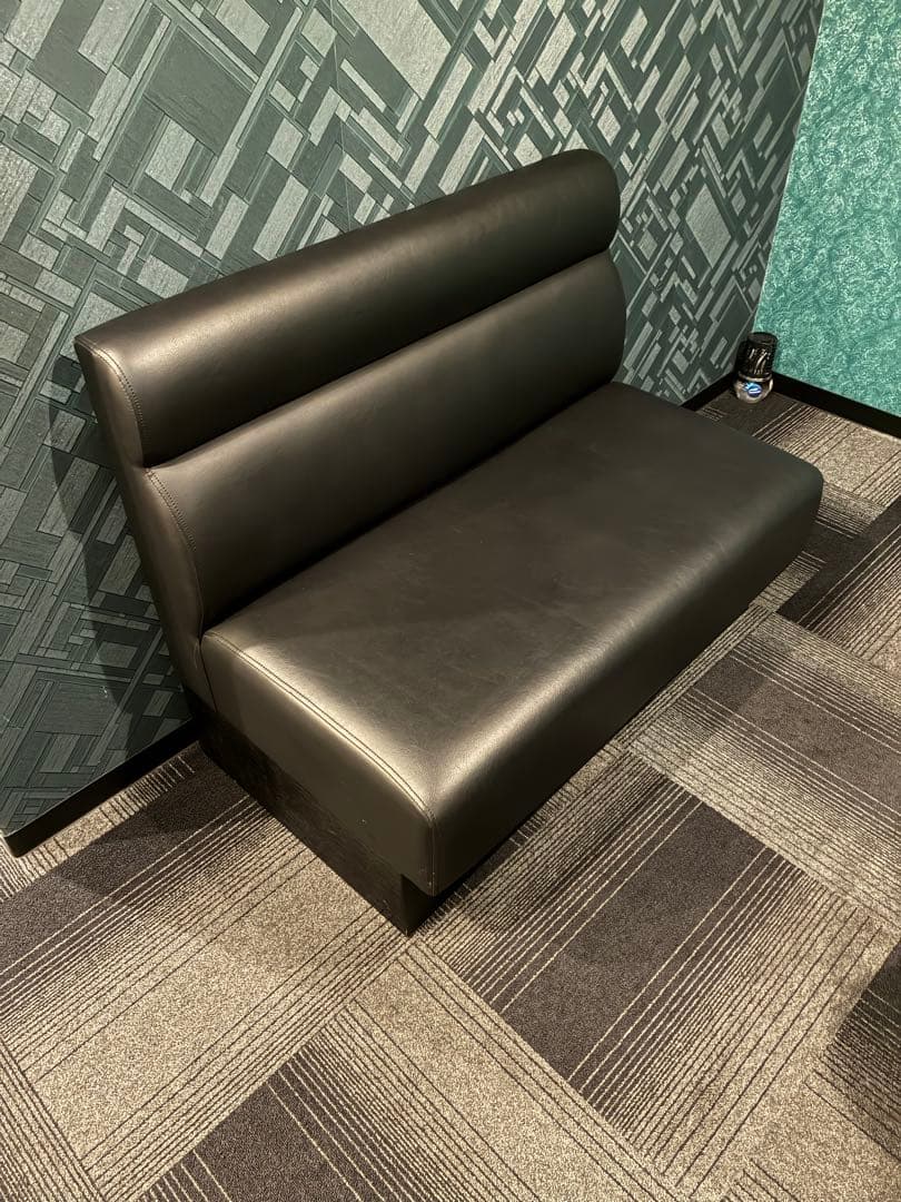 黒の背もたれ付きソファ