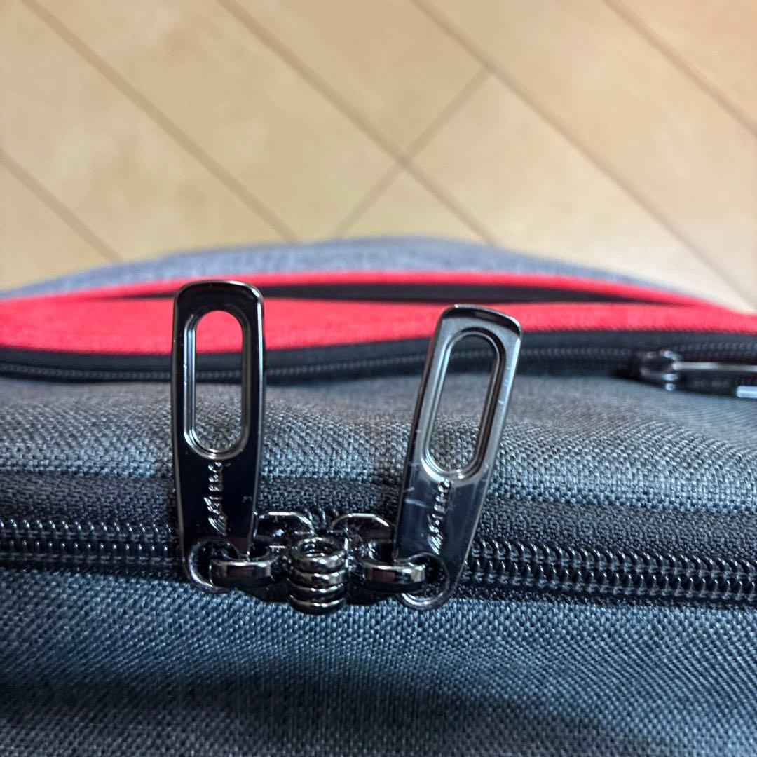 グレーと赤のリュック・バックパック