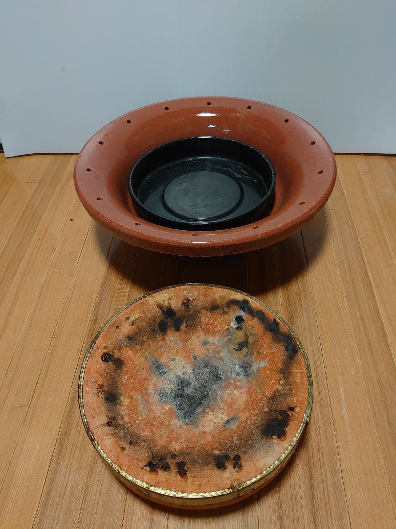 赤い陶器の鍋と蓋、グリルセット