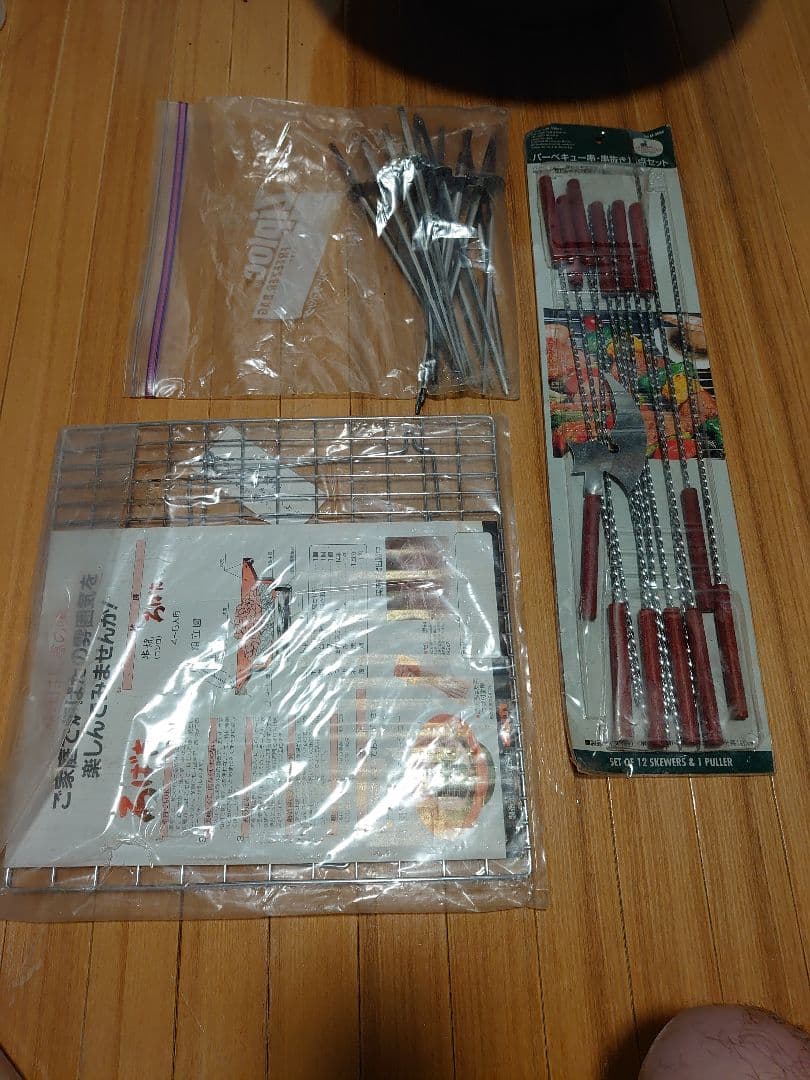 赤い陶器の鍋と蓋、グリルセット