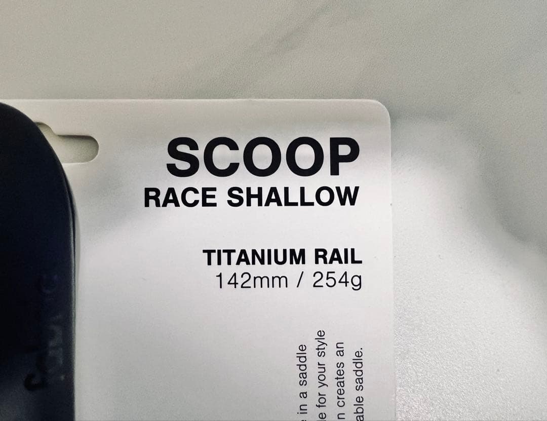 Fabric SCOOP RACE SHALLOW サドル チタン142mm