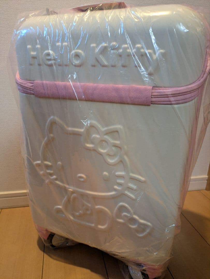 新品未使用　ハローキティ　フロントポケット付き　スーツケース