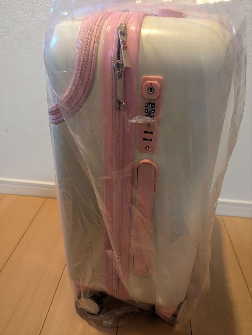 新品未使用　ハローキティ　フロントポケット付き　スーツケース