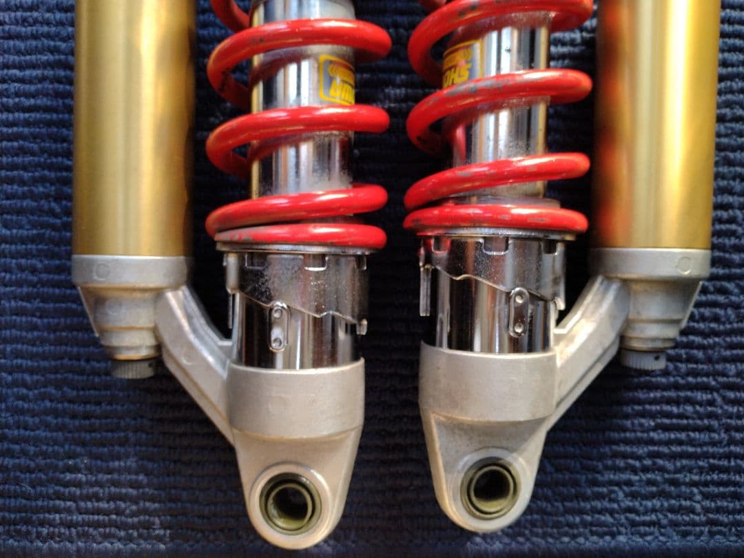 SHOWA サスペンション ショックアブソーバー